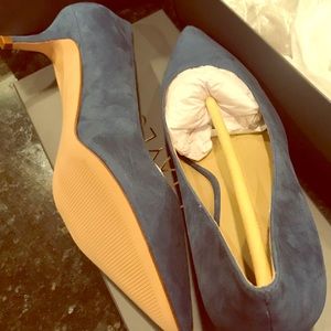 Blue suede low heeled pumps